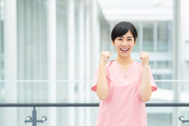 喜ぶ看護師の女性